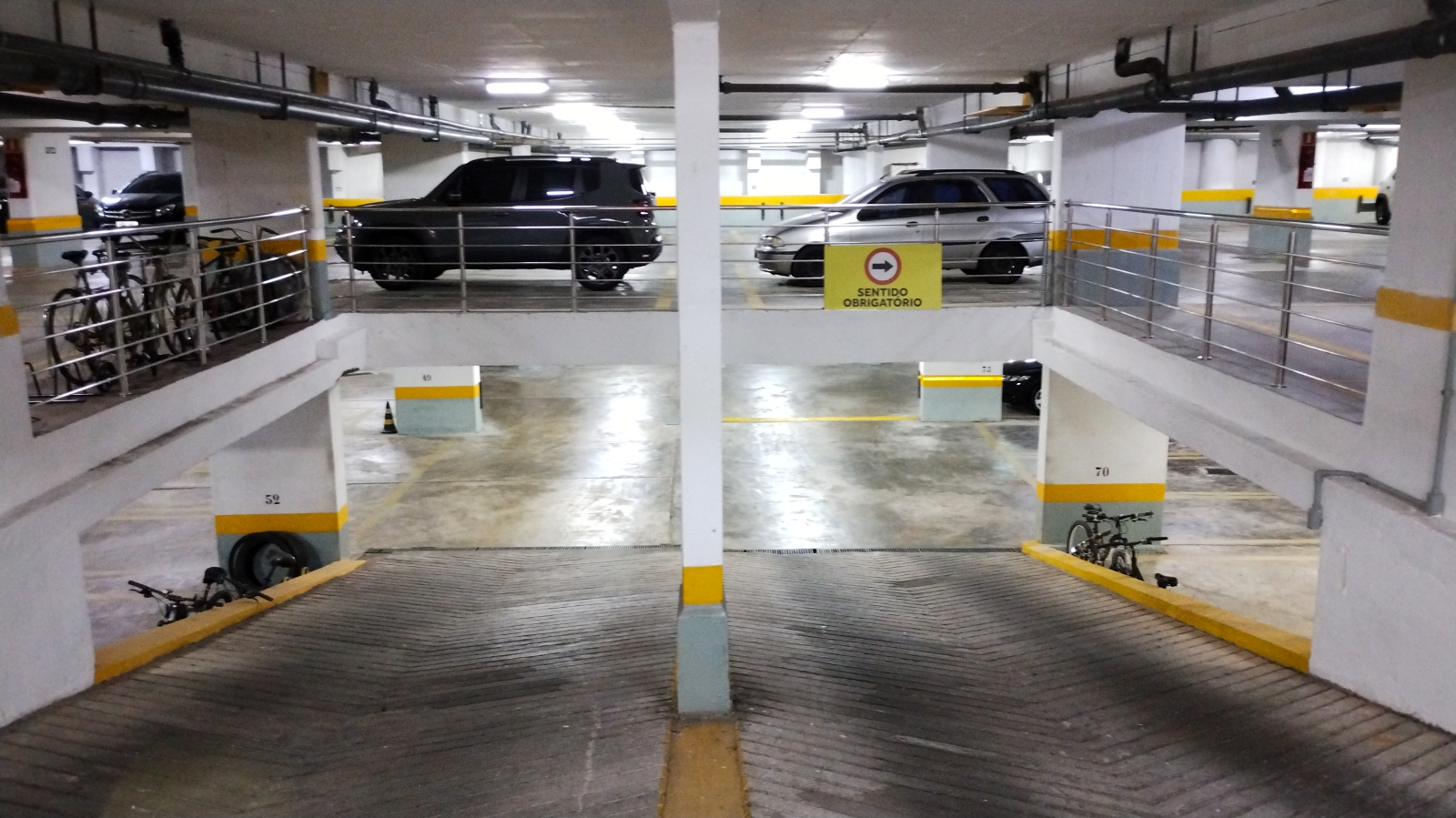 Garagem do Condomínio Edifício Aracy/Mariana